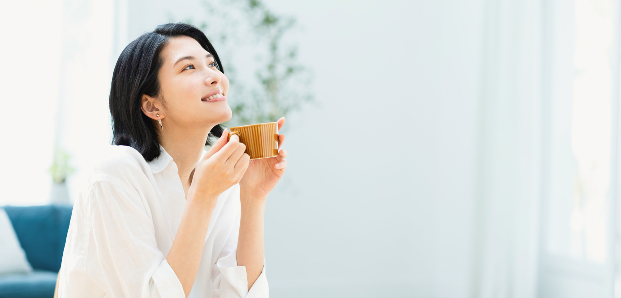 飲み物を飲む女性